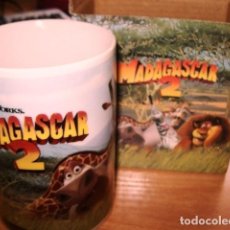 Botellas antiguas: MADAGASCAR 2 LA PELICULA - TAZA PUBLICITARIA + CAJA CONTENEDORA